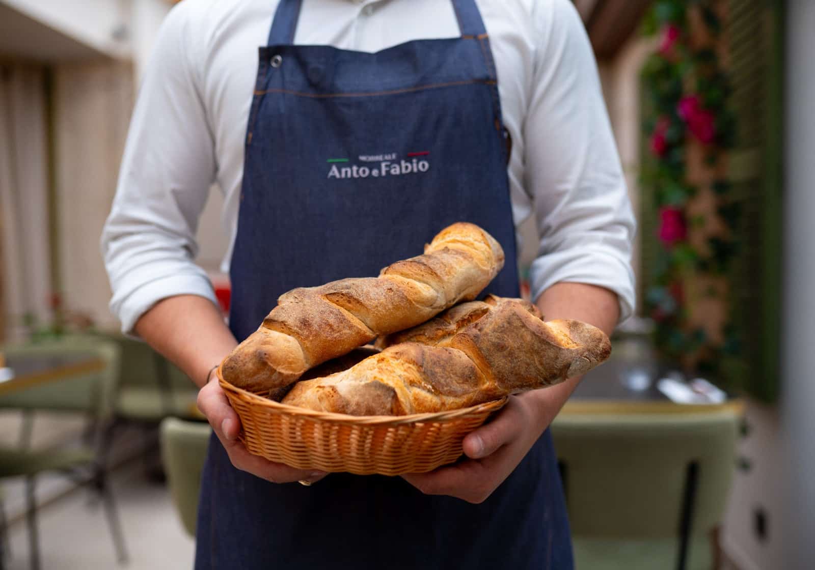 Notre équipe apporte une panière remplie de pain de campagne - restaurants italiens à Lyon