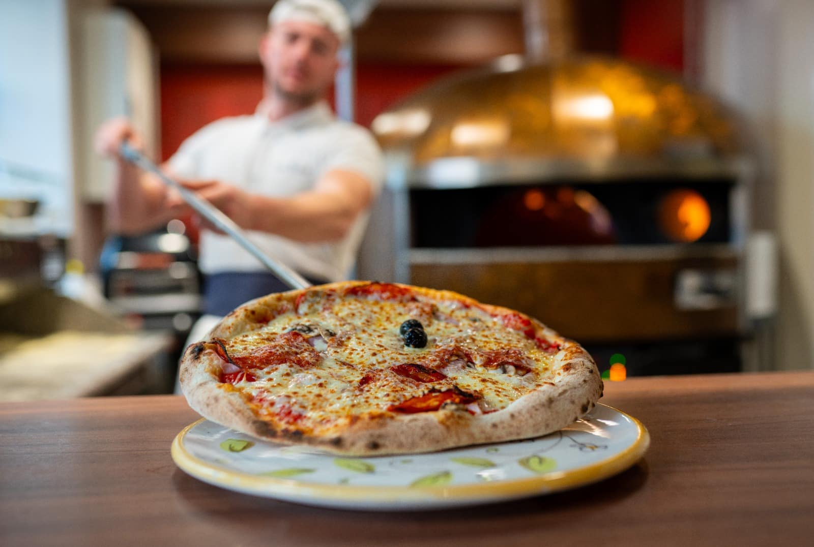 Pizza Calabrese sortie du four au feu de bois - restaurants italiens à Lyon